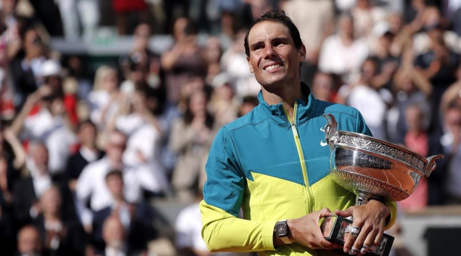 Nadal se convirtió en el más veterano en levantar la Copa de los Mosqueteros. EFE / C. Petit Tesson