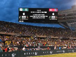 Tras unos segundos y con el anuncio en los altavoces del estadio se reinició la actividad en el terreno de juego. IMAGO7