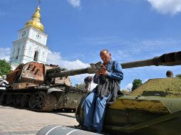 El Éjercito de Ucrania muestra equipo confiscado a Rusia como señal de la defensa de la nación. AFP