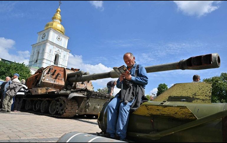 El Éjercito de Ucrania muestra equipo confiscado a Rusia como señal de la defensa de la nación. AFP