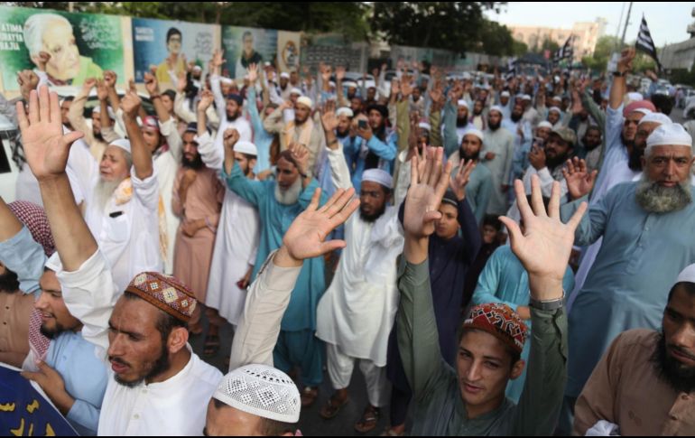 Manifestantes culpan al gobierno de las víctimas y del derrumbe del edificio en Irán. EFE/R. KHAN