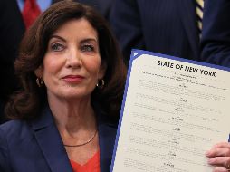 Kathy Hochul, gobernadora de Nueva York, muestra el paquete de medidas firmado este lunes. AFP/M. Santiago