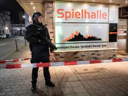 El supermercado se encuentra acordonado como parte del dispositivo policial que se ha desplegado en el lugar de los hechos.  AP / ARCHIVO