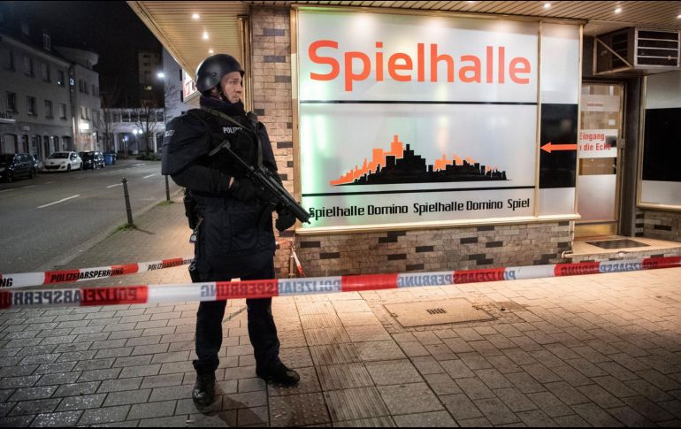 El supermercado se encuentra acordonado como parte del dispositivo policial que se ha desplegado en el lugar de los hechos.  AP / ARCHIVO