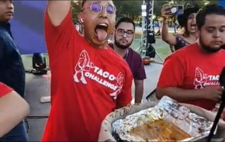 Armando comió 50 tacos en tan sólo dos minutos. ESPECIAL