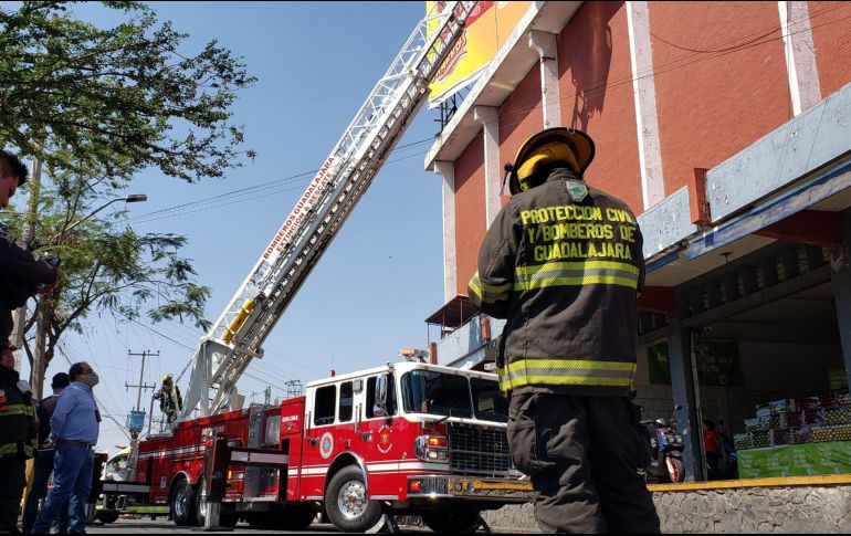 Personal del IJCF acudió al lugar para realizar las diligencias correspondientes. TWITTER / @PCYBOMGDL