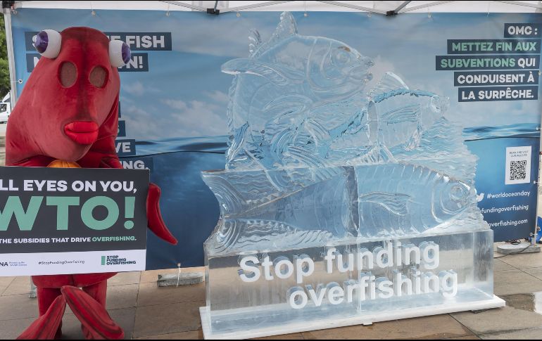 La escultura de dos metros de alto fue colocada frente a la sede de la ONU en Ginebra para llamar la atención sobre la urgencia de adoptar el acuerdo. EFE/S. Di