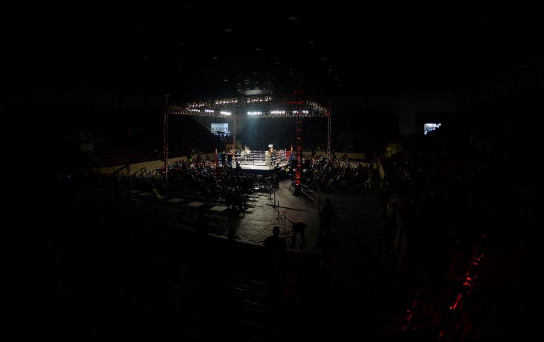 El boxeador sudafricano Simiso Buthelezi se hizo viral en redes sociales cuando en medio de una pelea lució desorientado y comenzó a lanzar golpes donde no se encontraba nadie. IMAGO7