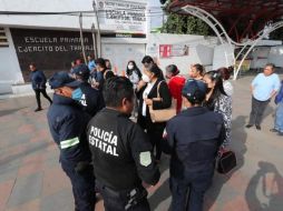 Padres de familia se manifestaron afuera de la primaria para exigir la suspensión de los alumnos implicados en agresiones contra otra niños. SUN/J. Alvarado