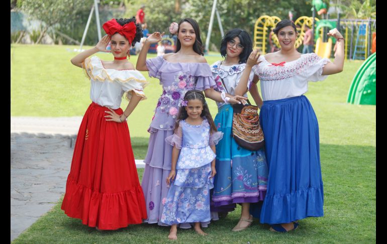 Personajes de “Encanto” con María Hernández de la Torre. GENTE BIEN JALISCO/Claudio Jimeno