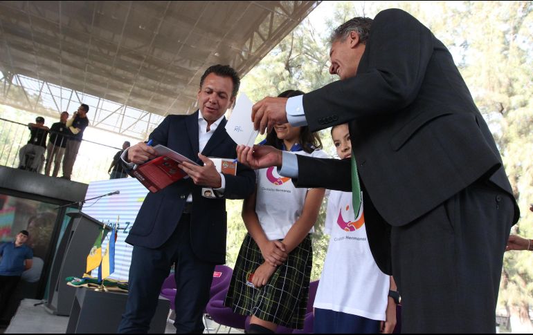 En conjunto con las representantes de la niñez, Frangie y Lemus enterraron una cápsula del tiempo. ESPECIAL/Gobierno de Zapopan