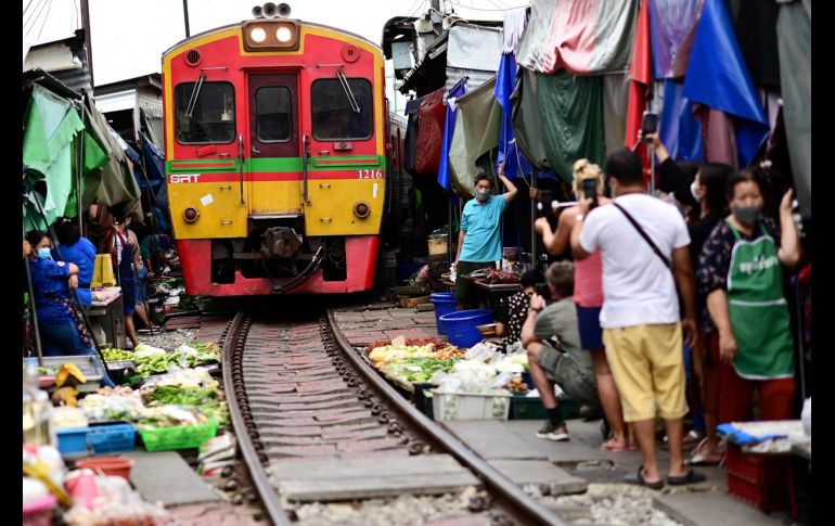 Seis veces al día, el ritual se repite en el famoso mercado de las vías del tren de Maeklong, popular entre los lugareños y los turistas extranjeros. AFP/M. Vatsyayana