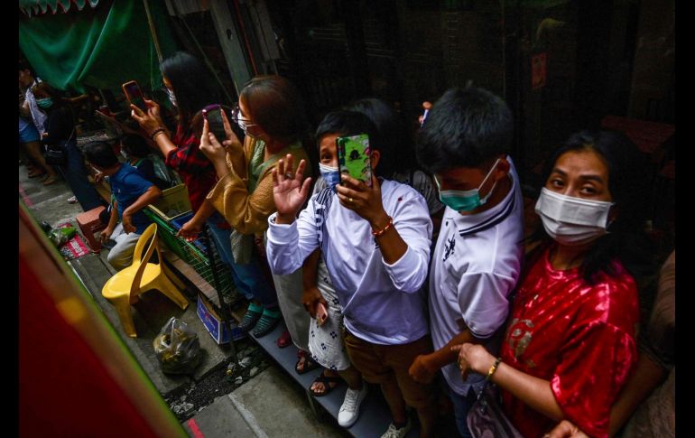 Seis veces al día, el ritual se repite en el famoso mercado de las vías del tren de Maeklong, popular entre los lugareños y los turistas extranjeros. AFP/M. Vatsyayana