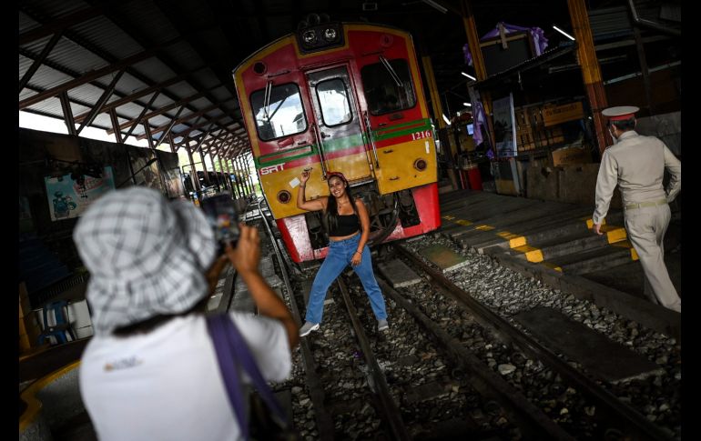 Seis veces al día, el ritual se repite en el famoso mercado de las vías del tren de Maeklong, popular entre los lugareños y los turistas extranjeros. AFP/M. Vatsyayana