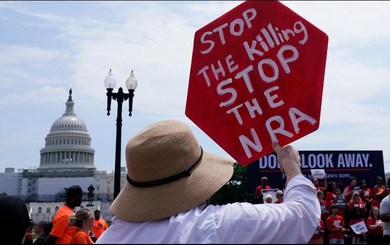 Una mujer se manifiesta a las afueras del Capitolio para exigir medidas que aumenten el control de armas en Estados Unidos. AP/S. Walsh