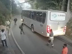 Fueron cuatro los hombres que bajaron del autobús para defender a la mujer. ESPECIAL