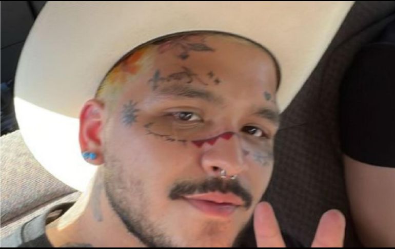 Hace unos días algo llamó la atención en Nodal, pues en redes sociales comenzó a circular un video de TikTok, donde se logra apreciar al mexicano que no lleva ni un solo tatuaje en la cara. ESPECIAL