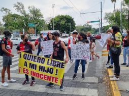 Alrededor de las 19:00 horas los manifestantes fueron recibidos en las afueras de Palacio de Gobierno. EL INFORMADOR/E. GÓMEZ