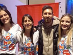Antonella misma fue quien tomó la foto a Messi con el grupo de animación. ESPECIAL