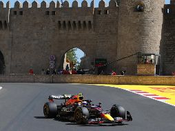 Al volante de su Red Bull sobre las calles de Bakú, 