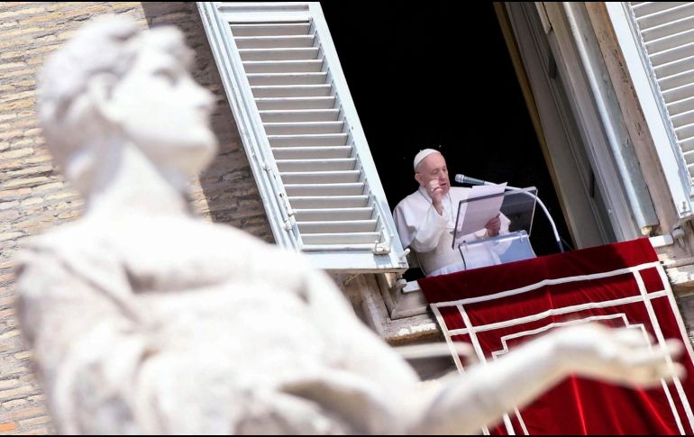 El Vaticano no ha informado oficialmente sobre qué tipo de problema tiene el Pontífice, aunque algunas fuentes indican que padece de una artritis crónica. EFE / ARCHIVO