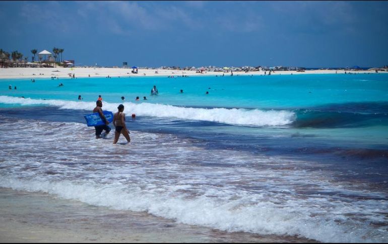 El gasto medio realizado por visitante fue de 453.30 dólares durante el cuarto mes del año. NTX / ARCHIVO