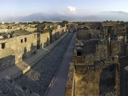 Un extraño robot que parece una mezcla de perro e insecto se pasea por las ruinas de Pompeya, ante la mirada sorprendida de los turistas que visitan esta ciudad destruida por la erupción del Vesubio. EFE / ARCHIVO