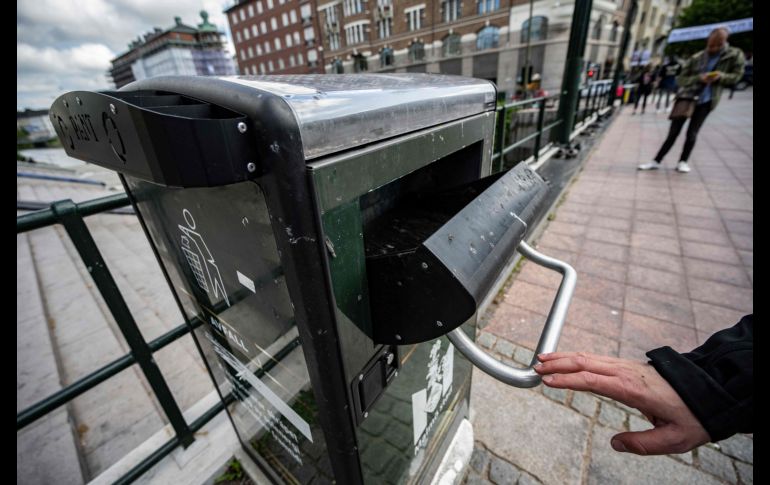 Equipados con un detector y un módulo sonoro, los recipientes emiten un agradecimiento cada que alguien los abre. AFP/J. Nilsson
