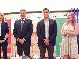 Claudia Villarruel Enriquez de Tequila Torus; Juan José Frangie, alcalde de Zapopan; Raúl Uranga, presidente de la Canaco y Claudia Villarruel Enriquez, de Sedeco. ESPECIAL