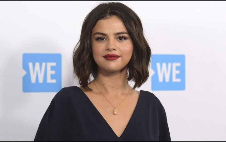 Gomez publicó una imagen en sus historias de Instagram en la que aparece recostada en un sillón, con varias cobijas encima y sus simpáticas mascotas alrededor de ellos. AP / ARCHIVO