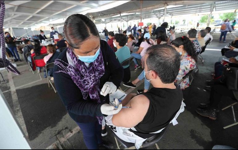 Decenas de personas acuden a aplicarse la vacuna anticovid como medida preventiva. SUN