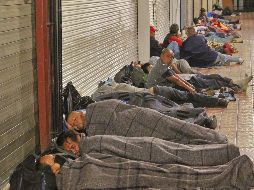 Aunque el Ayuntamiento les ofrece dormir en albergues, muchos se resisten y se quedan en la vía pública. En la imagen, los portales de la calle Independencia, a un lado de la rotonda de los Jaliscienses Ilustres. EL INFORMADOR/A. Camacho