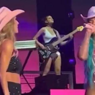 Anahí y Karol G cantan "Sálvame" en concierto de "Bichota Tour" (VIDEO)