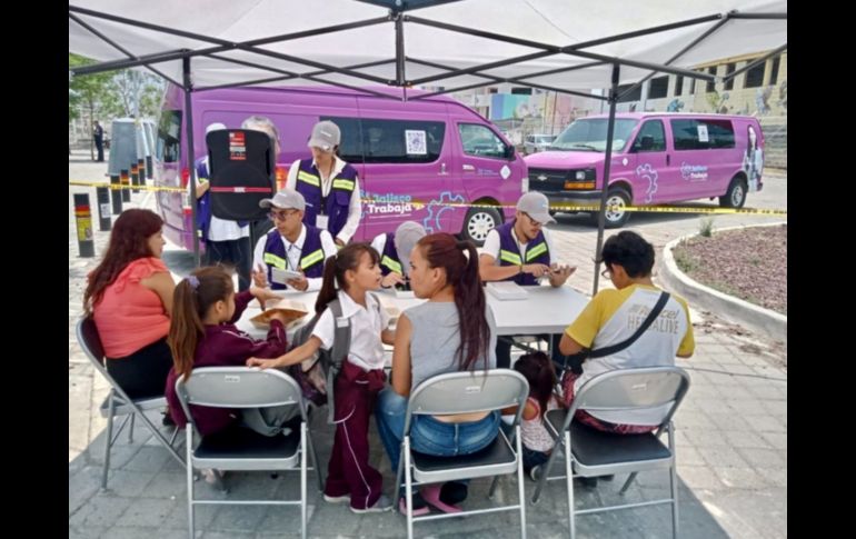 Los asesores que están en las unidades móviles atienden a la población en general y a los promotores de espacios laborales para que ingresen a la plataforma, se registren. CORTESÍA / Gobierno de Jalisco