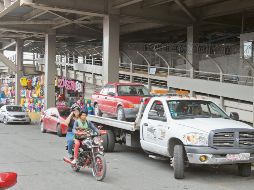 Ciudadanos afirman que hay oficiales que levantan autos mal estacionados, los suben a grúas pero no se llevan de forma inmediata a los depósitos. EL INFORMADOR/ A. Camacho
