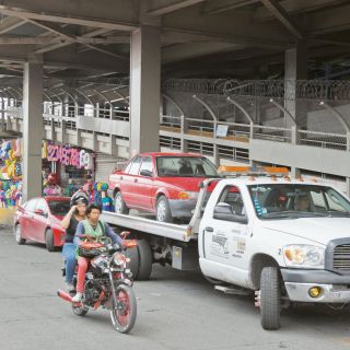 Denuncian abusos de grúas y policías viales