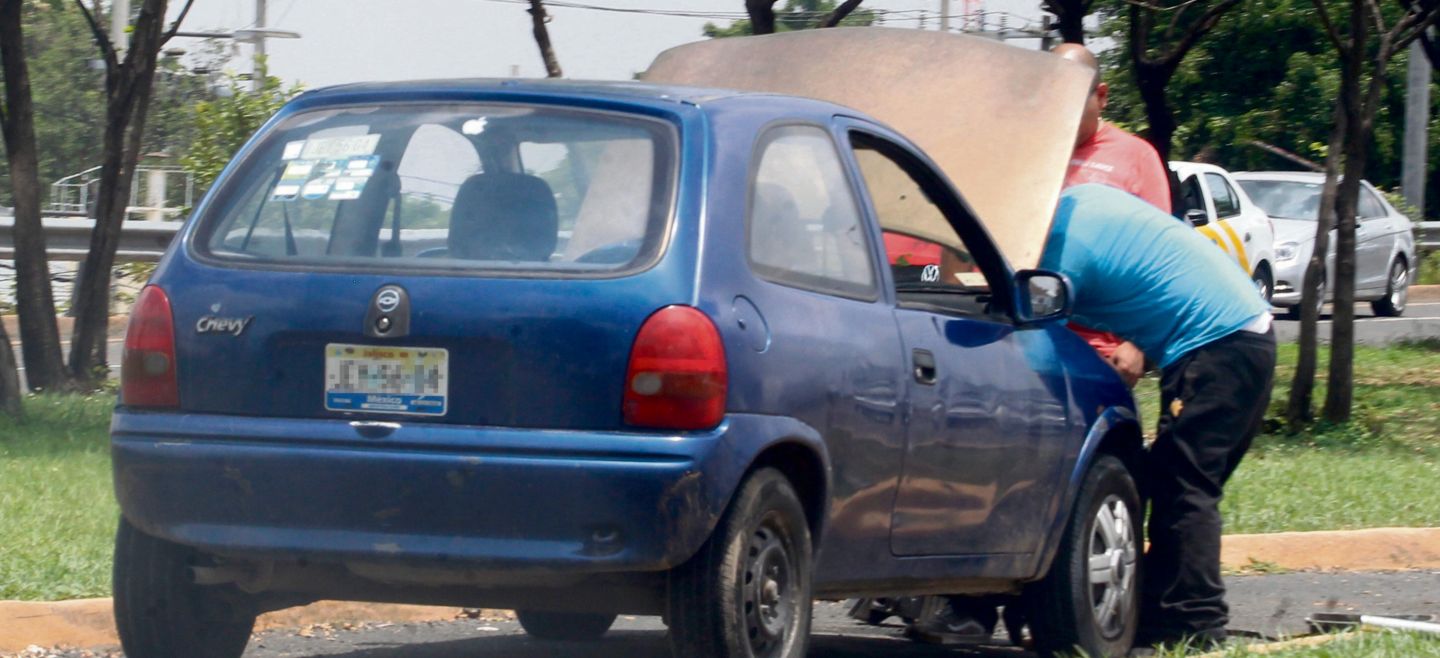 Algunos habitantes refieren que no cuentan con el dinero para comprar automóviles más nuevos. EL INFORMADOR/ A. Camacho