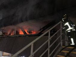 Alrededor de las 07:00 horas, personal comenzó con las labores de remoción de escombro y enfriamiento. TWITTER / @Bomberos_CDMX