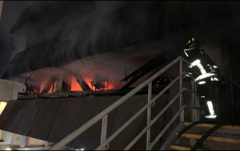 Alrededor de las 07:00 horas, personal comenzó con las labores de remoción de escombro y enfriamiento. TWITTER / @Bomberos_CDMX