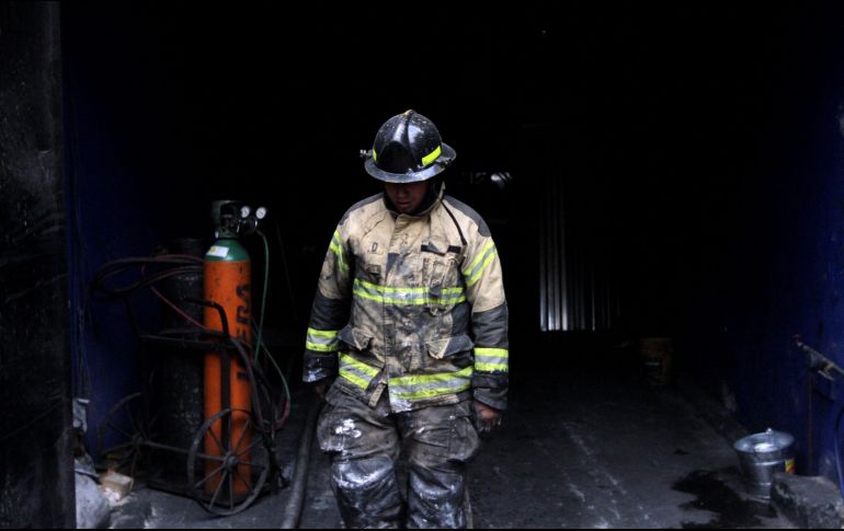 Los informes policiales señalaron que las llamas se propagaron rápidamente en una vivienda construida de madera y láminas de zinc.  EL INFORMADOR / ARCHIVO