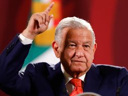 López Obrador destaca que se han invertido en lo que va de su administración 37 mil millones de pesos para la rehabilitación de las seis refinerías ya existentes. EFE / I. Esquivel