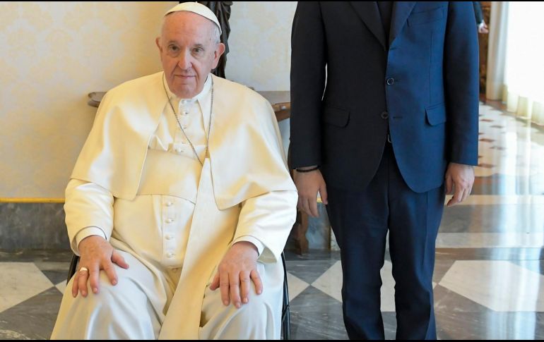 Lleva poco más de un mes utilizando una silla de ruedas, por ello tenía que cancelar su viaje y no poner en peligro su recuperación. EFE/ESPECIAL