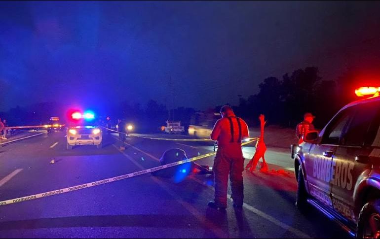 El percance ocurrió la noche de ayer domingo en el kilómetro 20.5 de la carretera Tala-Tlajomulco. ESPECIAL / Bomberos Voluntarios BRAC de Tala