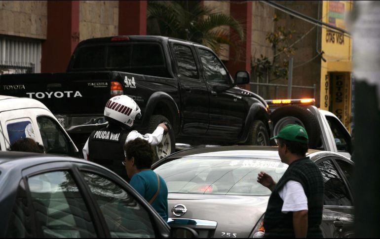 En días pasados, vecinos o conductores denunciaron que agentes viales y choferes de grúas están “cazando” a los dueños de vehículos que cometen cualquier falta, aunque no amerite el corralón. EL INFORMADOR / ARCHIVO