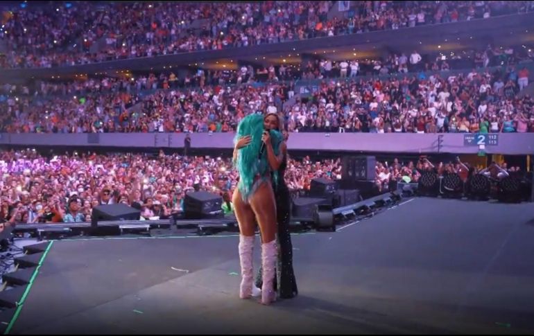 En un vídeo, puede apreciarse a la colombiana presurosa por el encuentro con la mexicana, que al percatarse que Karol se ha acercado a saludarla grita muy emocionada, mientras se abrazan. INSTAGRAM / @karolg