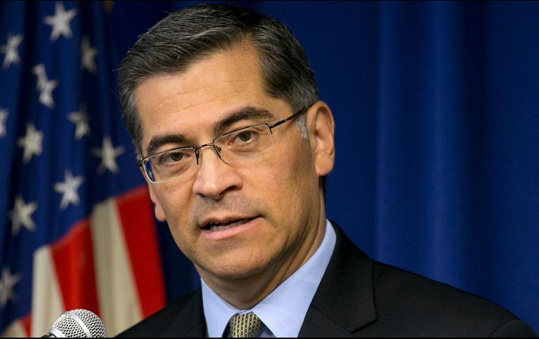 Xavier Becerra acompañó a Joe Biden en la Cumbre de las Américas la semana pasada en Los Ángeles. AP/ARCHIVO