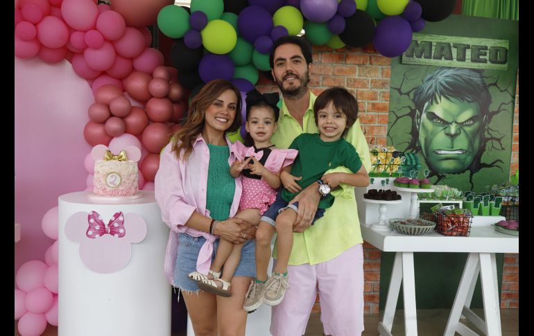 Tery González y Carlos Labastida con sus hijos Luciana y Mateo Labastida González. GENTE BIEN JALISCO/Claudio Jimeno