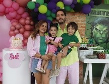 Tery González y Carlos Labastida con sus hijos Luciana y Mateo Labastida González. GENTE BIEN JALISCO/Claudio Jimeno
