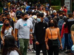 Cientos de personas pasean por el Centro Histórico de la Ciudad de México protegidas con cubrebocas. SUN/D. Sánchez