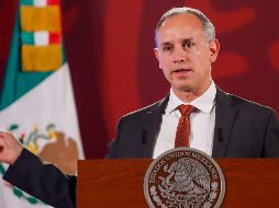 López-Gatell asegura que es muy probable que se seguirán encontrando esporádicamente algunos casos más, pero descarta que pueda convertirse en pandemia, como fue el caso de COVID-19. EFE / I. Esquivel